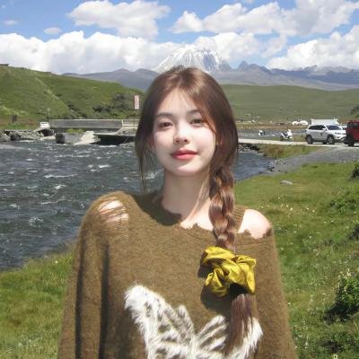 云雾笼罩的山峰